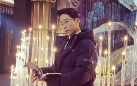 本名是白XX...？《上流戰爭2》男主朱丹泰也有雙重身份？秀蓮一句「Mr.白」露玄機！