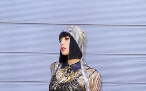 《Kingdom》大贏家是BLACKPINK LISA？網紗服裝讓網友大呼根本是「Queen！」