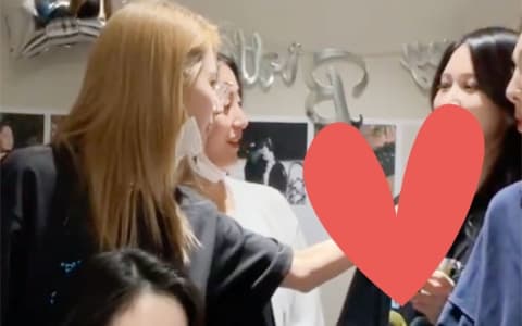 TWICE成員Sana竟從Mina的嘴脣直接塗抹唇膏？粉絲驚訝：「間接接吻！」