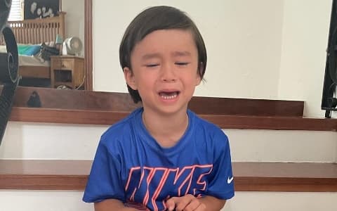 William坐在樓梯上痛哭的原因？弟弟Bentley一行為讓網友爆笑XDD