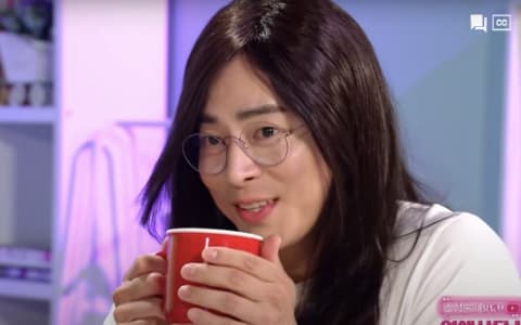 曹政奭終於來了!《SNL Korea》戴假髮扮肌肉姐姐引網友爆笑!
