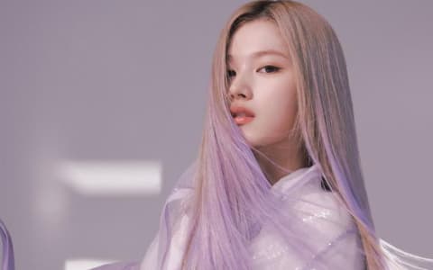 TWICE Sana面對愛情時的模樣會是？Sana：「坦率地表達和行動」