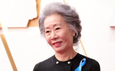 尹汝貞好評再添一樁!頒獎唱名到祝賀全程手語,韓網讚:「SENSE 滿分!」