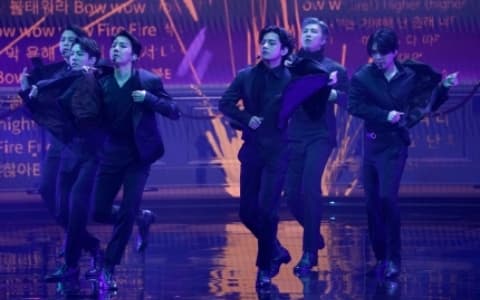 BTS登上葛萊美表演「這首歌」+ 「雷射燈光秀」使全場起立拍手！