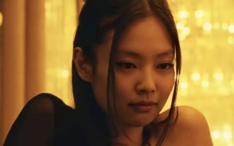 BLACKPINK Jennie首度以演員身份拍劇！跟Lily-Rose Depp一起出演《The Idol》最新預告曝光