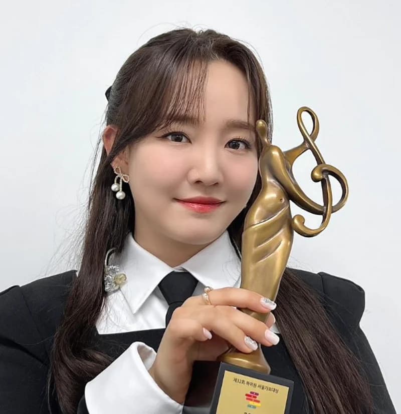 Image Source_Instagram | younha_holic