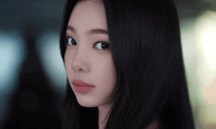 剛剛公開的SM 30周年影片中疑似新女團成員的人物