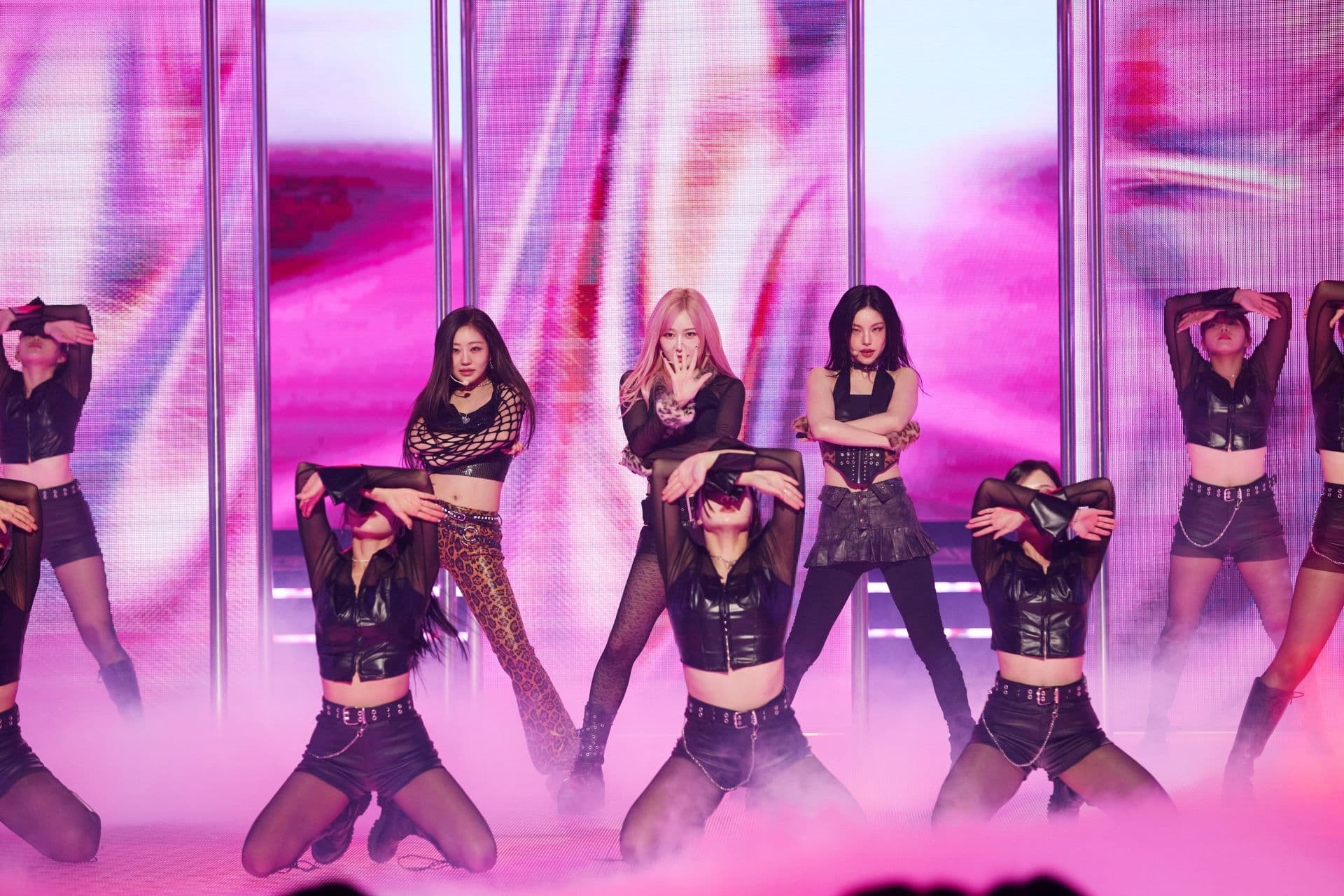 韓娛熱議-2024 MBC歌謠大祝祭ITZY 禮志&aespa Giselle&KIOF Julie - Toxic (Britney Spears) 翻唱