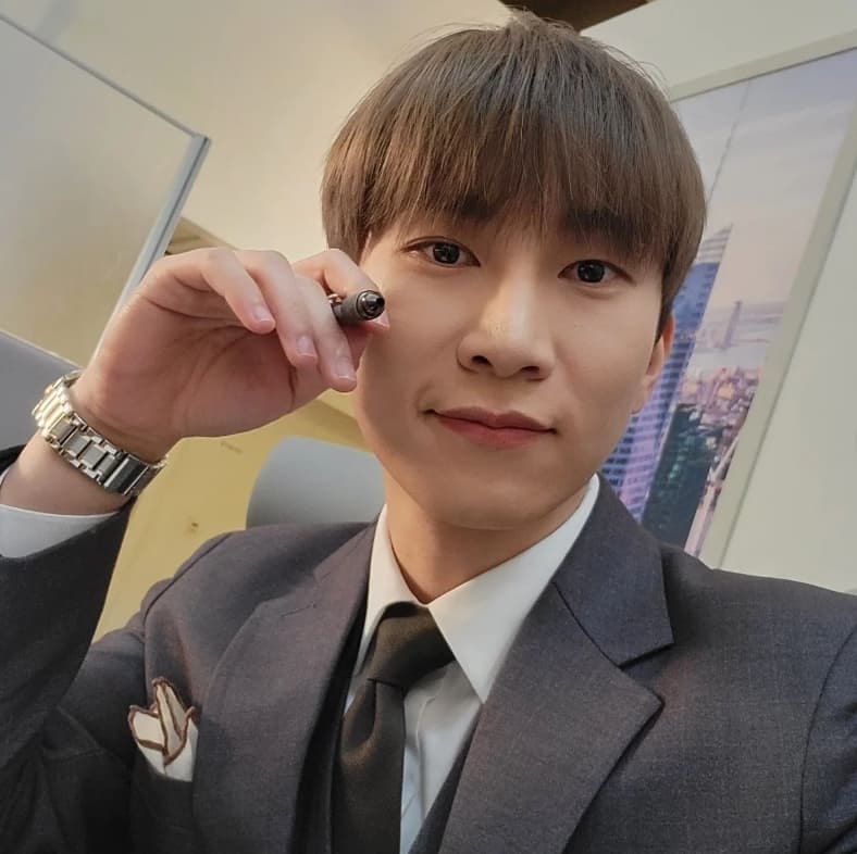 Image Source_Instagram | btob_silver_light