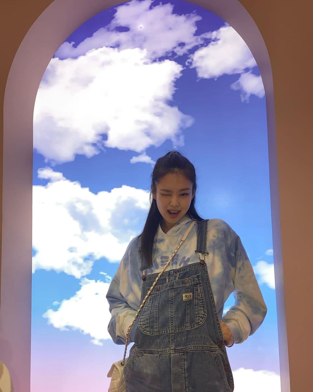 https://www.facebook.com/BLACKPINKOFFICIAL/