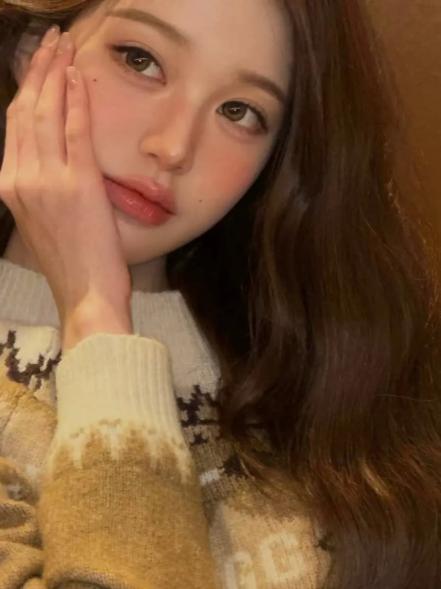[K-Beauty & K-Fashion] 秋季潮流：Volufiline 豐潤霜、緞光唇，還有「偽素顏」穿搭術