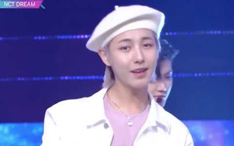 NCT Dream主唱竟忘戴麥?《Music Bank》放送事故引兩派爭議!