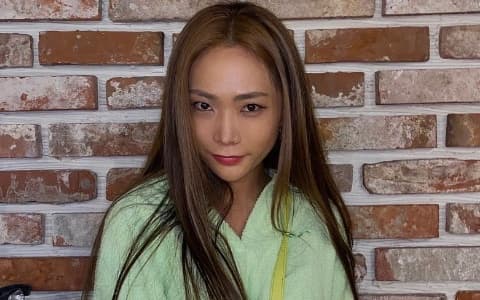 《SWF》HoneyJ背著包採訪原來不是為了「早點下班」!真相讓韓網驚訝!
